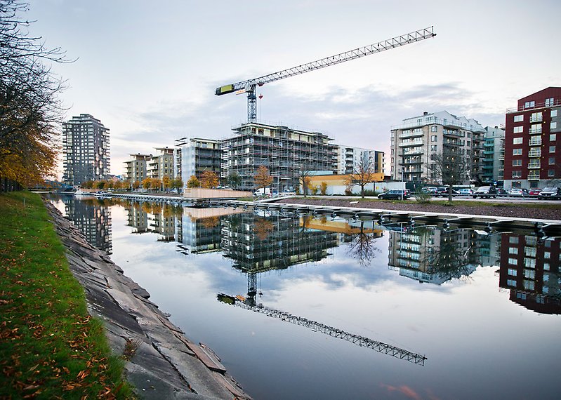 Byggkran speglar sig i vatten – inre hamn karlstad.