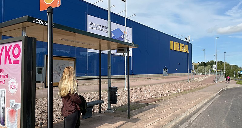 Resenär vid hållplatsen Ikea.