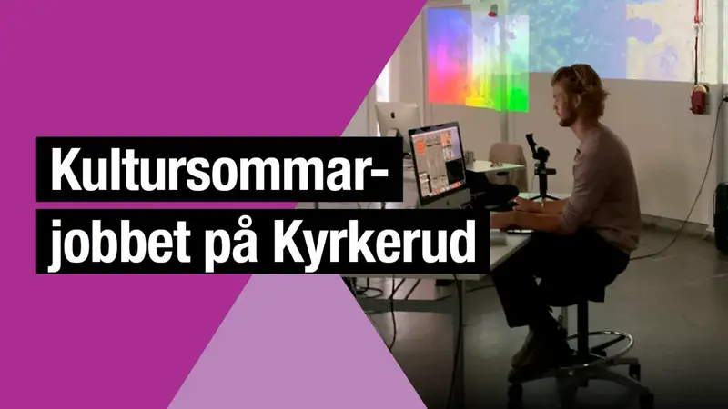 Person vid skrivbord i stor sal. Bilder projiceras på väggen i bakgrunden. Rosa-lila färgplatta har texten "Kultursommarjobbet på Kyrkerud".