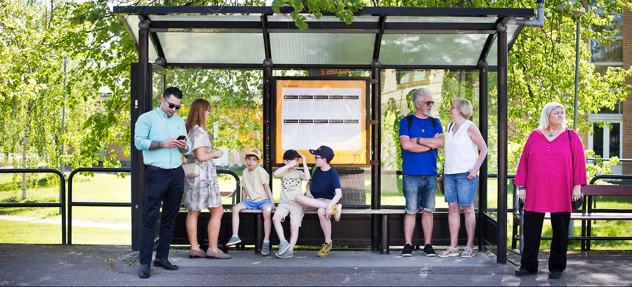 Båtbuss som åker på vatten med mycket grönska runt omkring