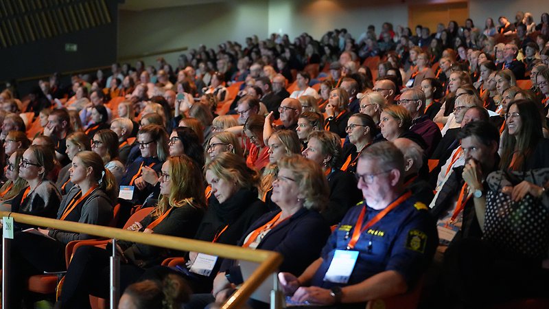 Översiktlig bild på en publik som sitter och tittar på en föreläsning. 